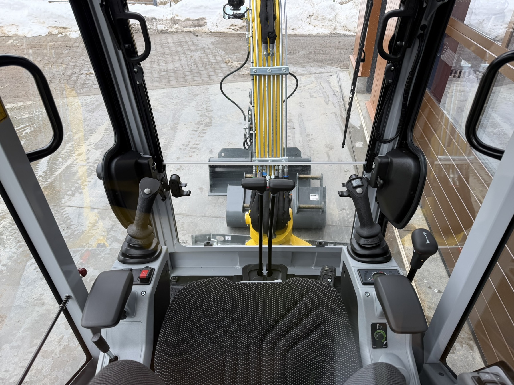 Kabina ET18 — joysticky a výhled na pracovní prostor