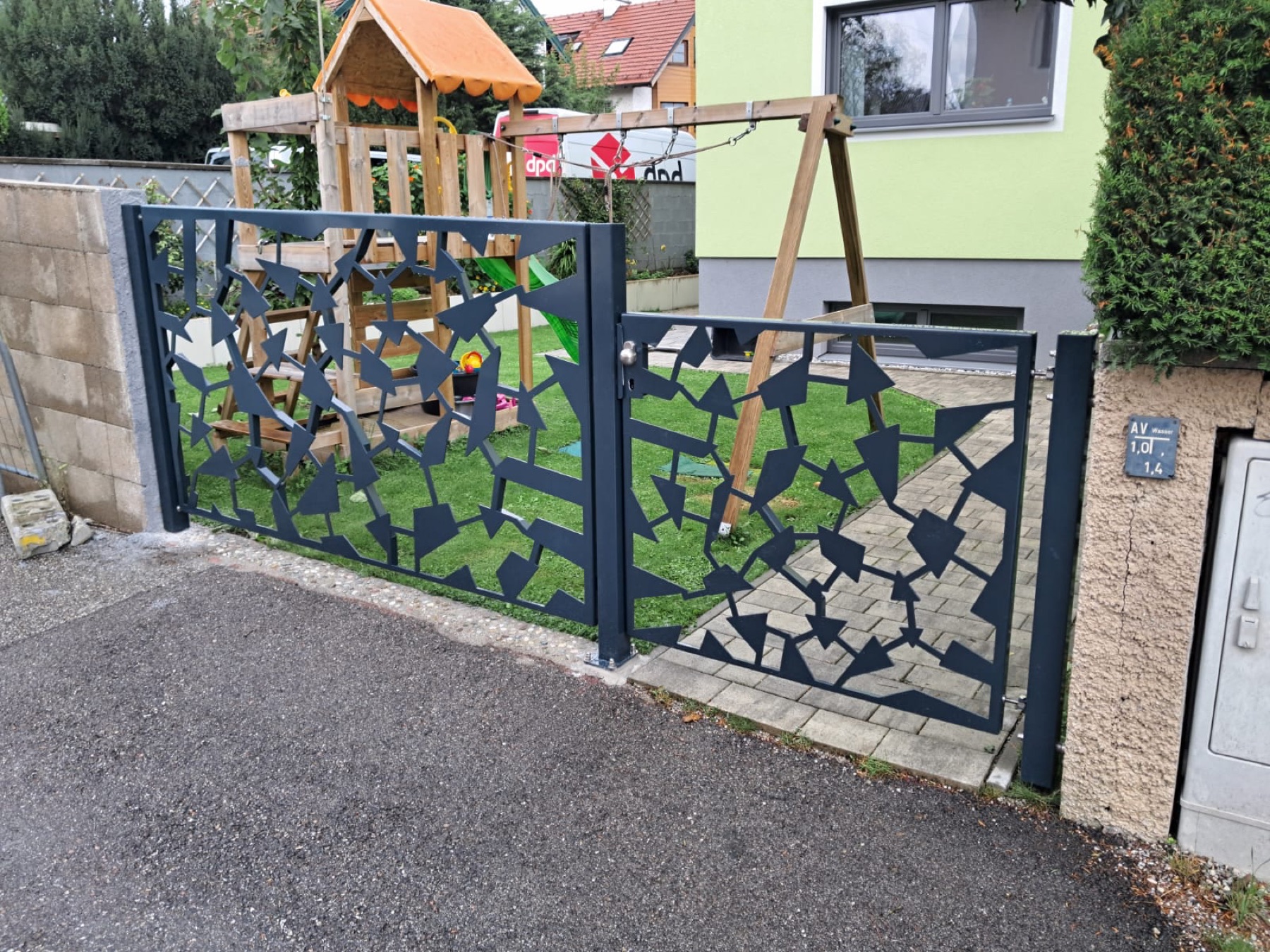 Vjezdová brána s výplní na míru